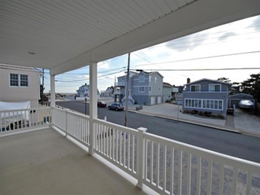 3 Bedroom 2 Bath First Floor Brant Duplex * New York