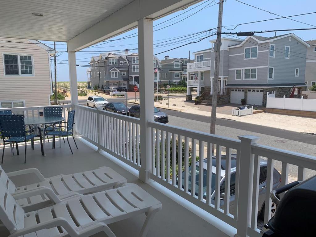 3 Bedroom 2 Bath First Floor Brant Duplex Apartment *